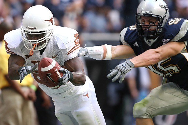 曼联考虑签下巴莱巴，期待填补中场空缺，暂无戈麦斯交易计划。