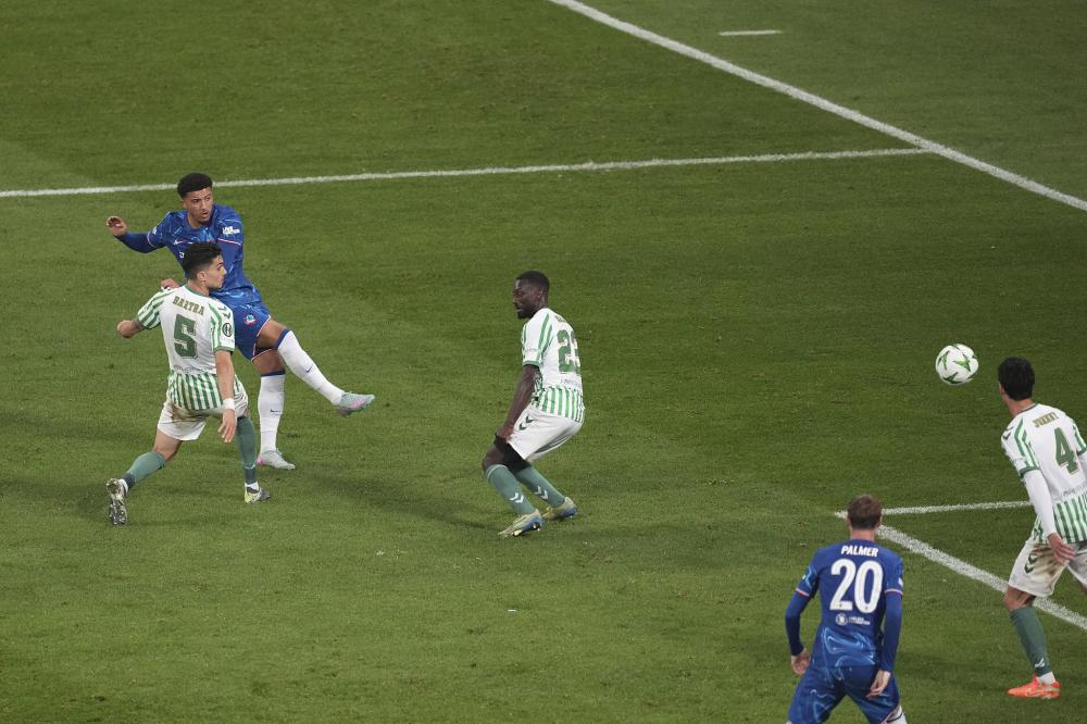 肚子略大，球迷质疑姆伯莫身体状态，随后阿莫林给予后者支持